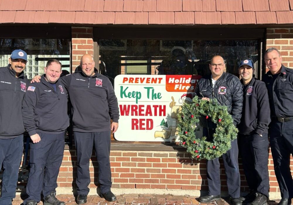 HM-DG-OB-EM-Keep-Wreaths-Red